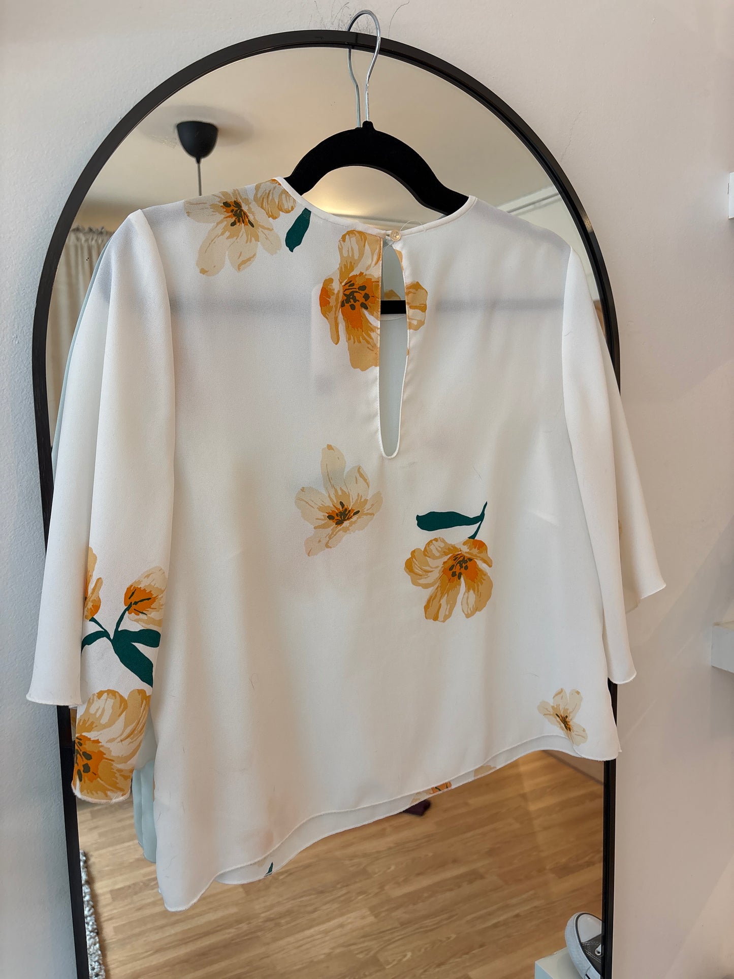 Aritzia Cropped Flowy Sleeve Floral Blouse, Small